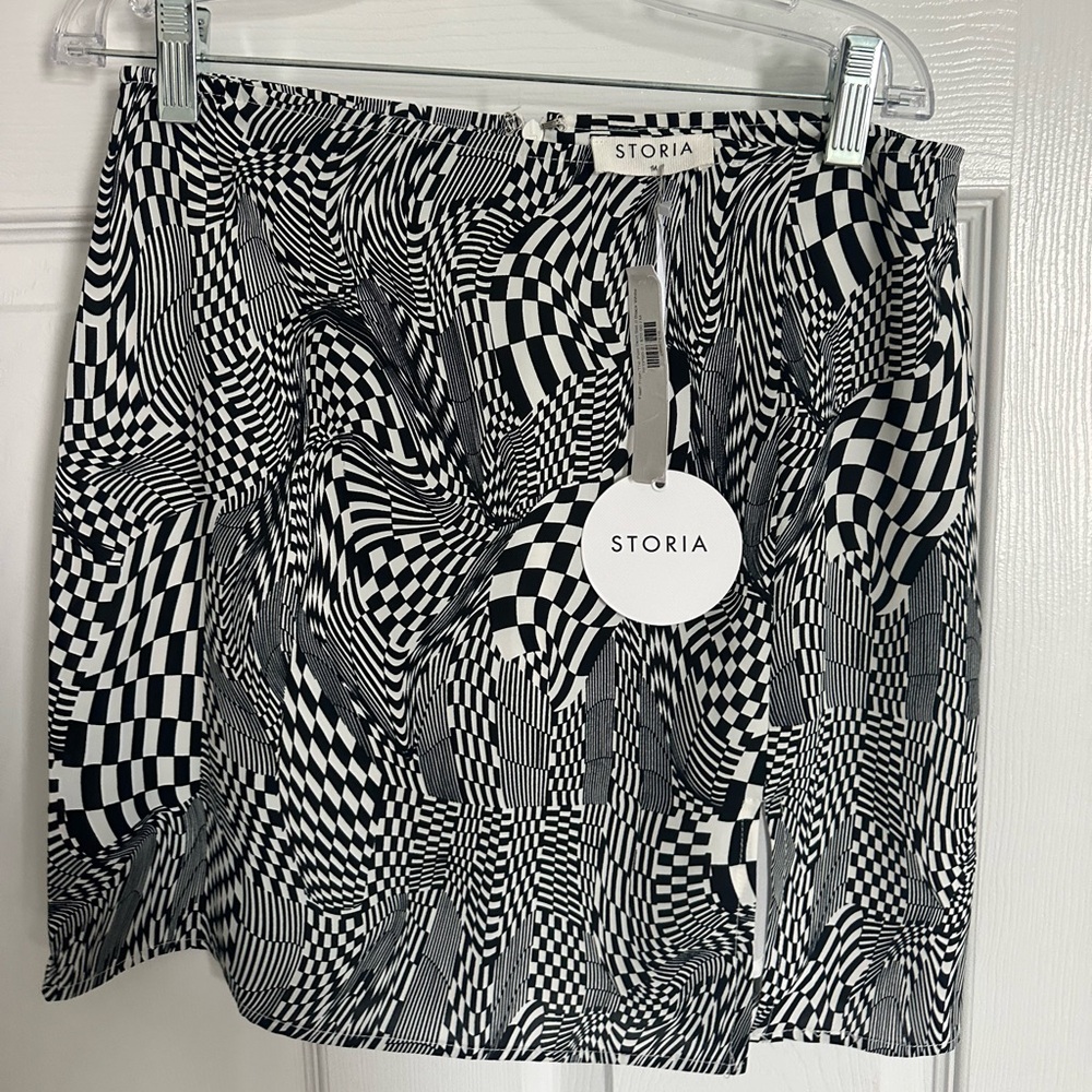 Storia 2 piece mini skirt and top set , women’s size medium new with tags